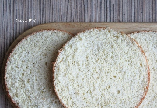 1. Этап. Торт Трио Браволли: Бисквит остудите в форме, затем аккуратно выньте и разрежьте на 3 коржа. Высота бисквита у меня 4,5 см.