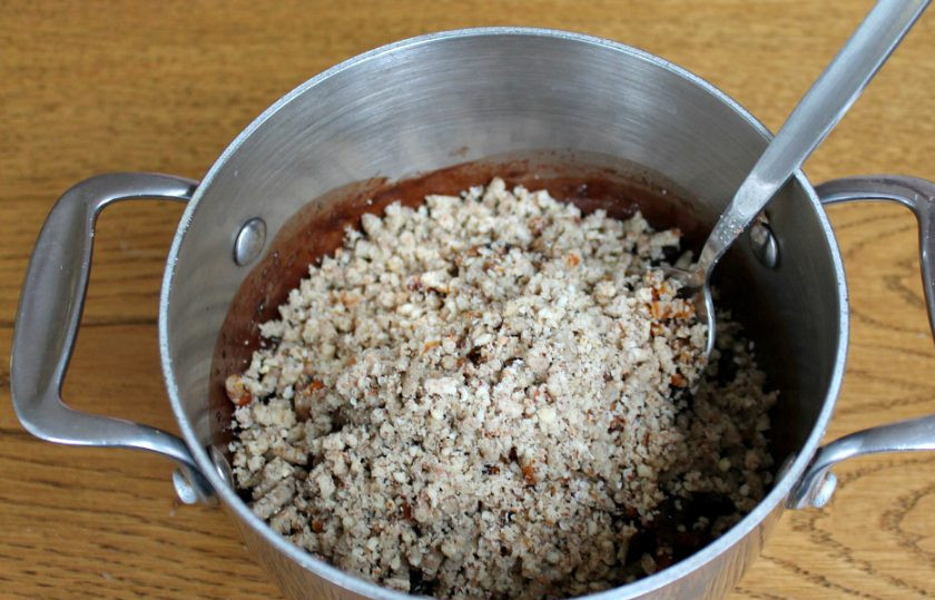 1. Этап. Полезные конфетки: Далее, добавляем орехи и семечки. Их можно, так же, через мясорубку измельчить или же побродить ножом крупнее. Все перемешиваем. Масса должна постоять минут 7-10.