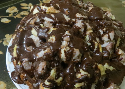 1. Этап. Торт Айсберг с орехами: Глазурью полейте торт.