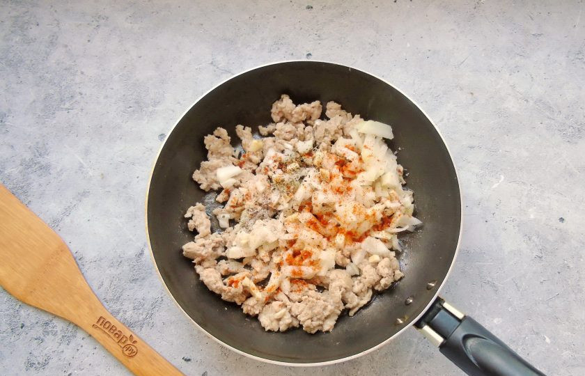 1. Этап. Тосканский суп с фаршем: Чеснок с луком мелко нарежьте. Добавьте в сковороду с фаршем. Посолите, поперчите. Приправьте молотой паприкой и базиликом. Выложите оставшиеся 15 грамм сливочного масла.