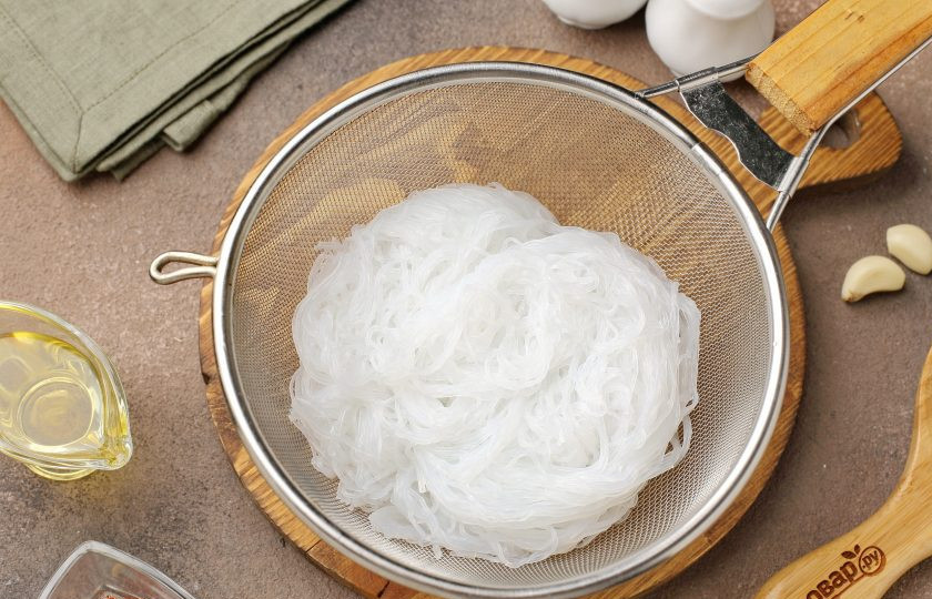 1. Этап. Фунчоза с курицей в мультиварке: Фунчозу залейте кипятком и оставьте на 5 минут, затем откиньте на сито и промойте холодной водой.