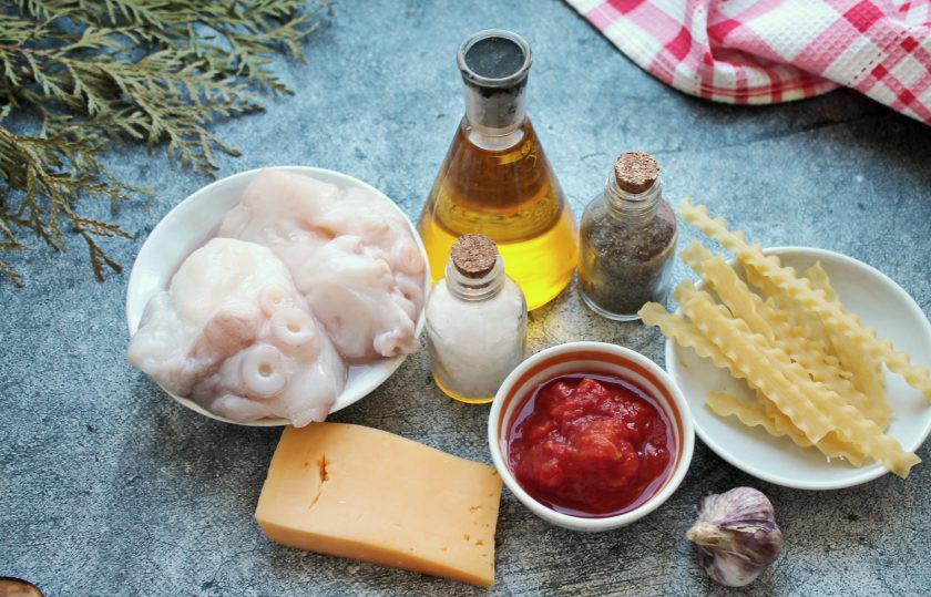 1. Этап. Паста с осьминогом в томатном соусе: Подготовьте все необходимые ингредиенты для приготовления пасты с осьминогом в томатном соусе.