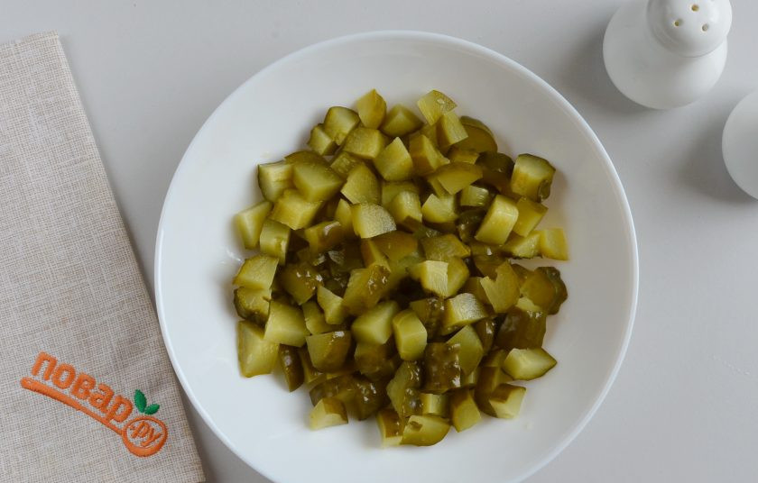 1. Этап. Слоеный салат из курицы: Огурцы порежьте крупно.