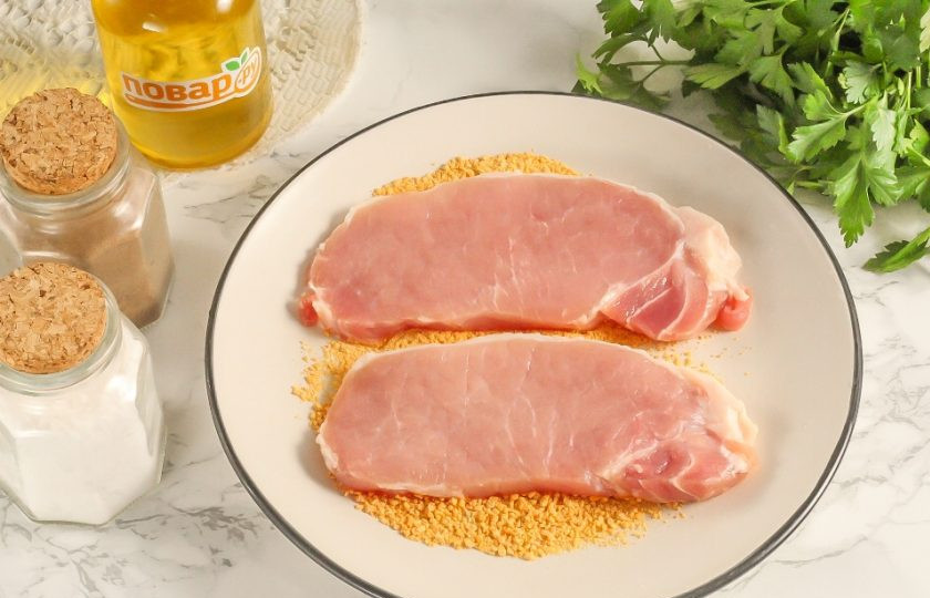 1. Этап. Мясо с авокадо на сковороде: Слегка отбейте ломтики мяса с обеих сторон кулинарным молоточком. На каждый ломтик всыпьте щепотку соли и щепотку перца, натрите мясо специями.