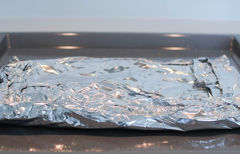 1. Этап. Свиные ребра барбекю: Возьмите большие куски фольги, заверните в них рёбра. Теперь нужно поставить завёрнутые рёбра в духовку, разогретую до 150 градусов. Запекать рёбра в фольге нужно около двух часов.