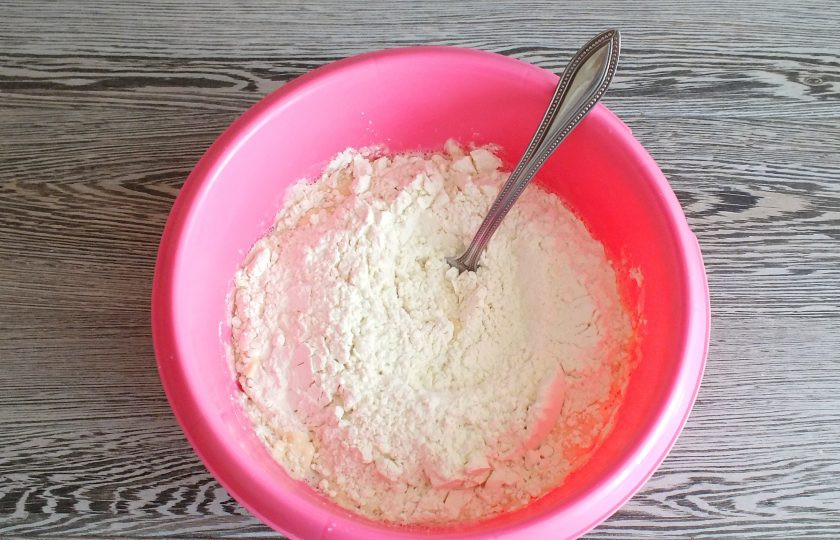 1. Этап. Пельмени из судака: Всыпьте муку.