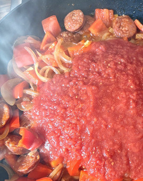 1. Этап. Быстрая сковорода Паста с чоризо: Добавить болгарский перец, обжарить всё вместе ещё минут пять, влить пассерованные томаты, посолить/поперчить, довести до кипения и потушить пару минут для соединения вкуса. С солью и перцем осторожно, колбаса уже солёная и острая.