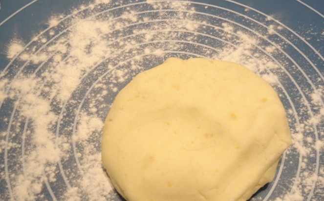 1. Этап. Картофельные смайлики: Перемешайте полученную массу, сформировав тесто. Накройте полотенцем и оставьте на 15 минут.