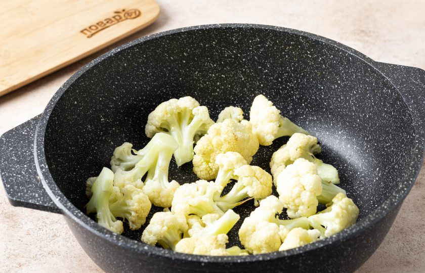 1. Этап. Цветная капуста с карри: Достаньте цветную капусту из духовки, переложите в сковороду.