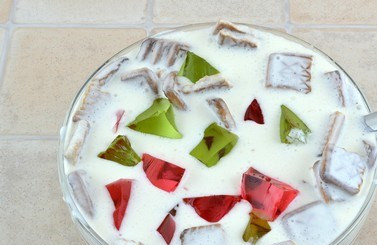 1. Этап. Торт Клипарт: В сметанную массу кладем кусочки желе, персиков и печенья. Аккуратно перемешиваем.