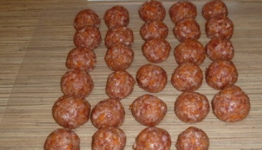 1. Этап. Суп с фрикадельками и картошкой: Смешать фарш с получившимся пюре из овощей и добавить щепотку соли. Тщательно перемешать и сформировать небольшие фрикадельки.