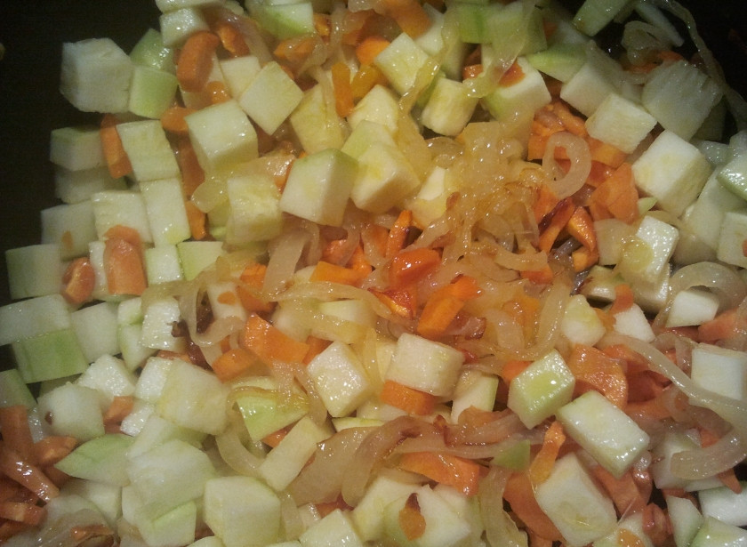 1. Этап. Рагу с копченой куриной грудкой и кабачком: Очищаем кабачок, если он молодой, сердцевину оставляем. Нарезаем мелким кубиком. Отправляем к луку и морковке. Тушим 15 мин.