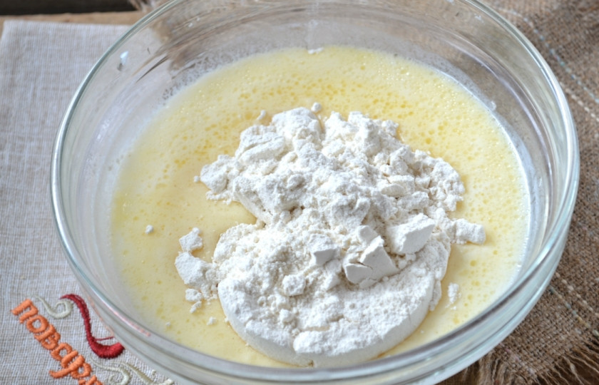 1. Этап. Пирожки с луком на кефире: Всыпьте муку и замесите мягкое тесто.