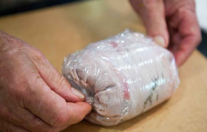 1. Этап. Говядина Веллингтон с грибной пастой: 6. Сверните заготовку в рулет. Отправьте мясо на 20-30 минут в холодильник.