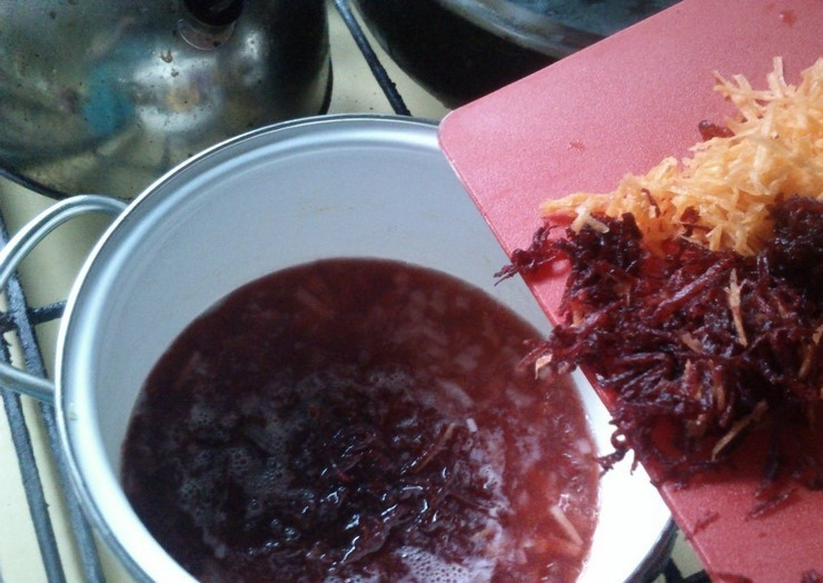 1. Этап. Борщ из цветной капусты: Морковь и свеклу почистите, помойте и натрите на мелкой тёрке. Всыпьте овощи в бульон. Готовьте ещё 5 минут на медленном огне.