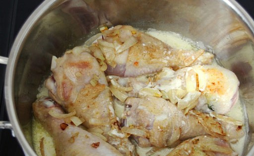 1. Этап. Тушеная куриная голень: Теперь смешиваем сметану с водой, солим и приправляем специями, заливаем приготовленную смесь в кастрюлю. Ставим ее на огонь, прикрываем крышкой и тушим курицу на медленном огне в течение 40 минут.