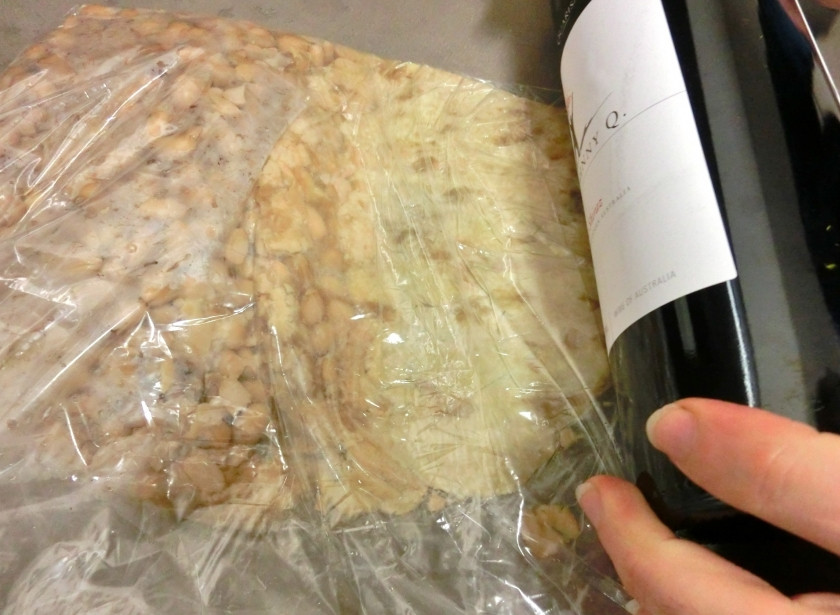 1. Этап. Мисо паста: И раздавите до пастообразного состояния.