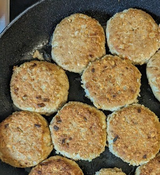 1. Этап. Котлеты из тунца и овсянки: Жарить котлеты на смеси растительного и сливочного масла, сначала с одной стороны, перевернуть и с другой стороны до зарумянивания. Кто не ест жареное, предлагаю налить в сковороду немного воды, потушить с одной стороны, перевернуть и с другой стороны довести до готовности.