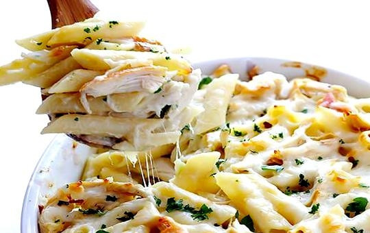 1. Этап. Паста Альфредо с курицей, запеченная: 6. В форму для запекания положите половину макарон, посыпьте половиной количества тертого сыра, выложите оставшиеся макароны и посыпьте оставшимся сыром. Запекайте 20-25 минут, пока сыр не расплавится и станет слегка золотистым. Подайте запеченную пасту горячей, посыпав мелко нарезанной петрушкой.