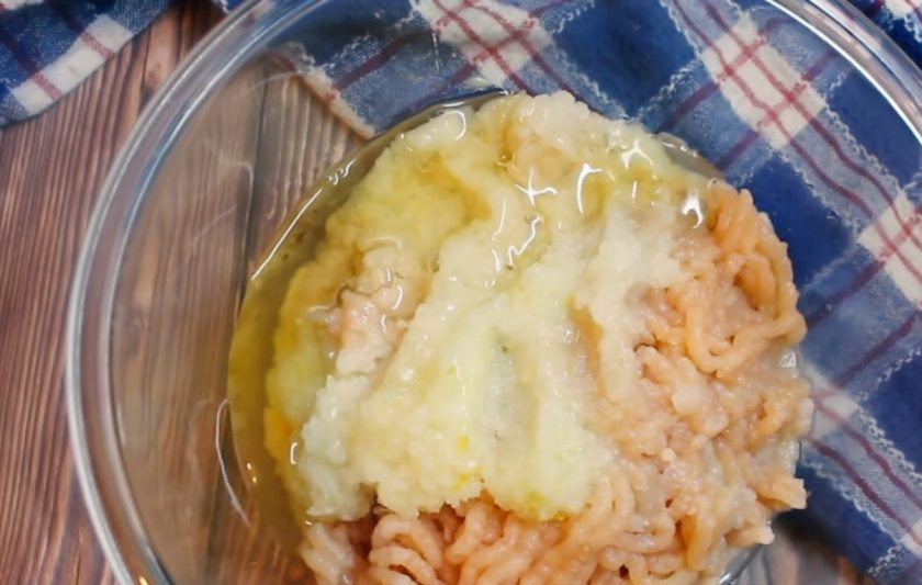 1. Этап. ПП курица (три рецепта): 7. Для третьего блюда приготовьте фарш: куриное филе пропустите через мясорубку вместе с луком. Белок отделите от желтка и добавьте к фаршу. Добавьте соль, зелень и овсяные отруби.