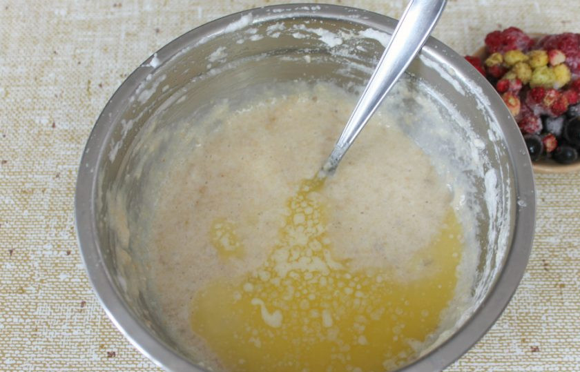 1. Этап. Печенье Финансье: Сливочное масло растапливаем в сотейнике. Затем, остужаем и добавляем в тесто. Перемешиваем и оставляем тесто отдохнуть на 7-10 минут.