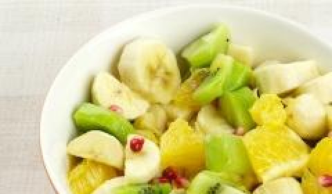1. Этап. Фруктовый салат с киви: Аккуратненько, не превращая фрукты в кашу, перемешиваем наш салат, даем ему 10 минут настояться - и подаем. Приятного аппетита!