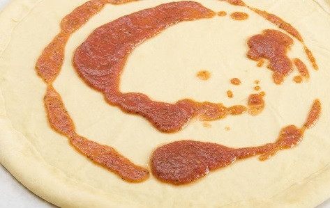 1. Этап. Тонкое тесто для пиццы итальянское: Настоящее итальянское тесто не следует раскатывать скалкой. Спустя это время его нужно обмять и растянуть руками по форме. Удачной готовки!