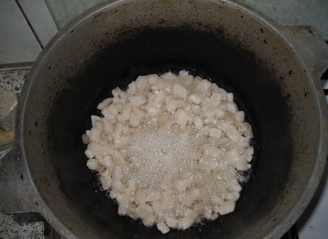 1. Этап. Куурдак из легких: В разогретый казан выкладываем сало и вытапливаем весь жир, шкварки удаляем.