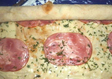 1. Этап. Рулет из лаваша с ветчиной: Присыпаем измельченным укропом и сворачиваем лаваш в трубочку (рулет).