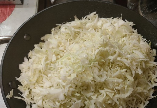 1. Этап. Жареная капуста с баклажанами и перцем: После этого добавляем на сковороду нашу капусту. У меня казан объёмом 4,4 литра, поэтому капуста вошла вся (800 грамм). Для тех, кто будет жарить на сковороде, капусту придётся добавлять в 2 этапа. Она очень быстро и хорошо ужаривается (теряет объем), поэтому через 3-5 минут вся капуста уже будет в вашей сковороде.