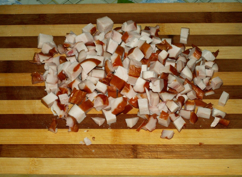 1. Этап. Cалат с копченой куриной грудкой: 4. Копченую грудки нарезать небольшими кубиками, как и помидоры.