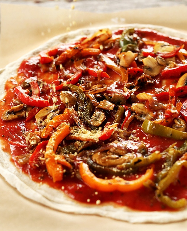 1. Этап. Вегетарианская пицца: Разложить обжаренные овощи, посыпать сверху вегетарианским пармезаном (можно сыр и не добавлять, если нет именно вегетарианского).