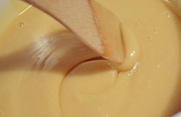 1. Этап. Козинаки из грецких орехов: Снимаем кастрюлю с огня и продолжаем мешать мед, пока он не начнет остывать и загустевать. Когда мед почти остынет, его опять нужно нагреть и остудить, так повторяем два раза, то есть всего мы нагреваем и остужаем мед трижды. После этой процедуры мы в четвертый раз ставим кастрюльку на огонь, как только мед немного подтает, снимаем его с огня и выкладываем в кастрюльку измельченные орехи, хорошенько все перемешиваем.