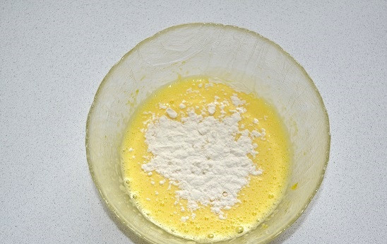 1. Этап. Торт Норд: После в 3-4 приема всыпьте муку, продолжая взбивать.