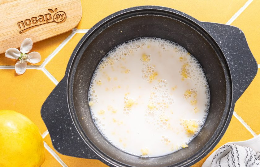 1. Этап. Пшенная каша с айвой: Затем влейте в кастрюлю подогретое молоко.