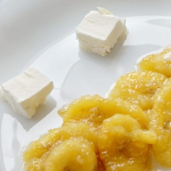 Банановый десерт с мороженым