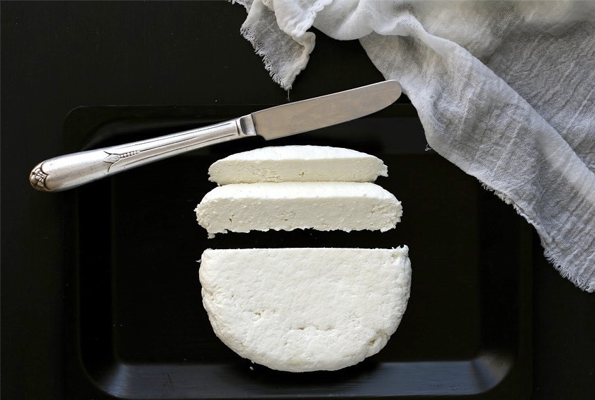 1. Этап. Домашний панир: После этого марлю снимите, панир готов! Храните его до 7 дней в холодильнике. Приятного аппетита!