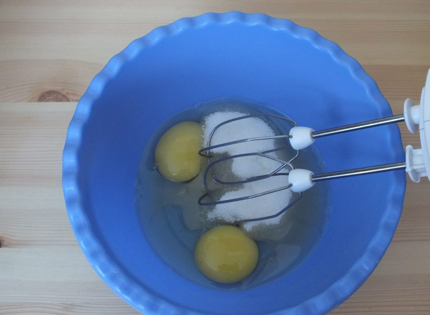 1. Этап. Ватрушка с творогом и вишней: В чашу положите сахар, яйца и взбейте в пену.