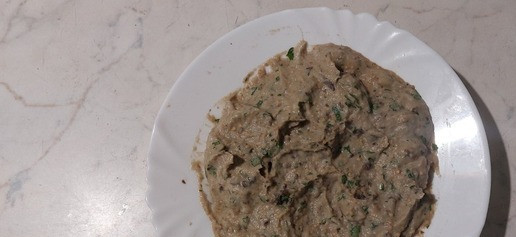 1. Этап. Закуска из баклажанов по-еврейски: Перебиваем в блендере баклажаны, петрушку, чеснок и майонез. Майонез весь сразу лучше не класть. Если будет густо, всегда можно добавить. Когда консистенция меня устроила, солю и перчу. Эту пасту можно есть на хлебе. Сверху обычно кладем ломтик помидора.