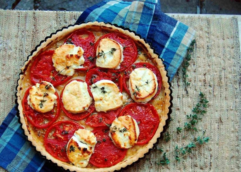 1. Этап. Тарт с помидорами и сыром: 5. Запекайте тарт в течение 30 минут при 220 градусах. Приятного аппетита!