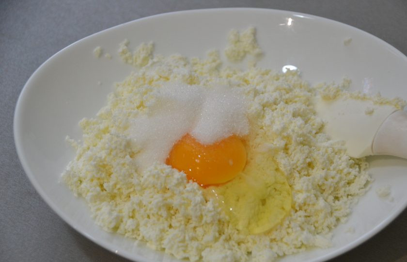 1. Этап. Налистники с творогом на крахмале: Добавьте в творог яйцо, сахарный песок и щепотку соли.