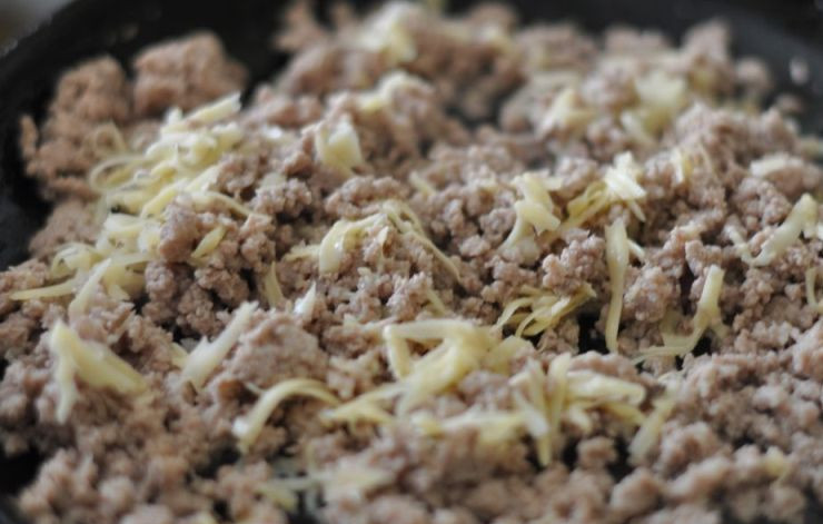 1. Этап. Фаршированные макароны трубочки: В сковороде разогреваем растительное масло и обжариваем на нем фарш. Когда фарш остынет, перемешиваем его с тертым на крупной терке сыром.