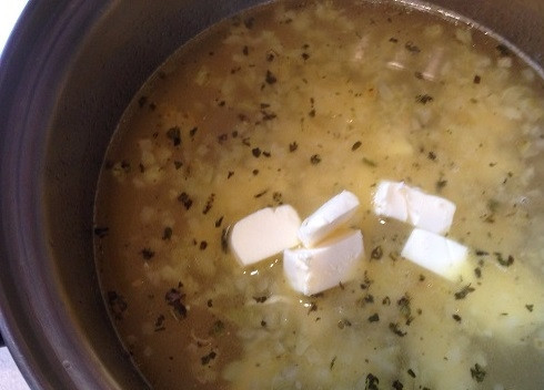 1. Этап. Суп из сыра: Когда содержимое кастрюльки закипит, добавляем кусочки плавленого сырка.