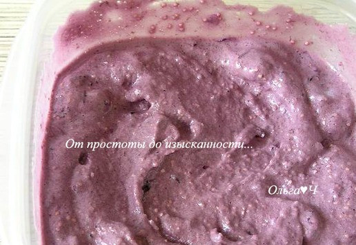 1. Этап. Сорбе из паслена: Подавайте сразу же (будет мягкое мороженое, как у меня) или переложите массу в контейнер и выдержите в морозилке около 2х часов, периодически, примерно через каждые 30-40 минут, тщательно перемешивайте для получения более плотной консистенции мороженого.