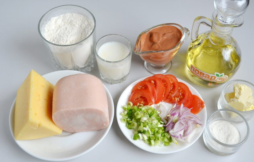 1. Этап. Пицца на сырном тесте: 1. Подготовьте продукты для теста и начинки. Я решила сделать с ветчиной, помидором и зеленым луком.