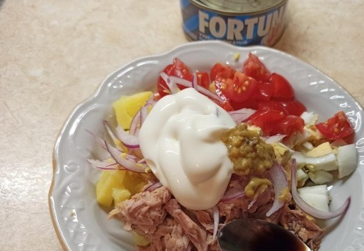 1. Этап. Овощной салат с тунцом и имбирём: Заправить салат майонезом, горчицей и соевым соусом.