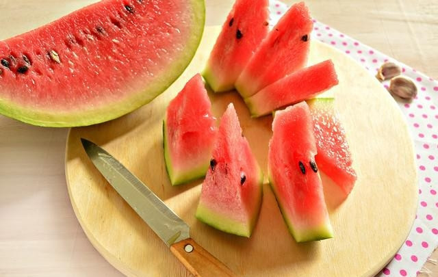 1. Этап. Консервация арбузов: 2. Первым делом нарежьте арбуз небольшими дольками.