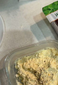 1. Этап. Печеночный рулет Две начинки: Начинка 2. Соединить яйца, натертые на крупной терке, с плавленным сыром, добавить йогурт (майонез), выдавить чеснок, посолить, поперчить по вкусу.