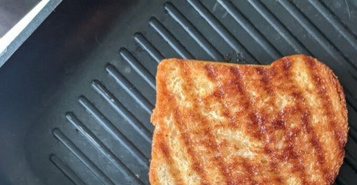 1. Этап. Сэндвич Брайбриджи: Доводим сэндвич до готовности, до расплавления сыра.