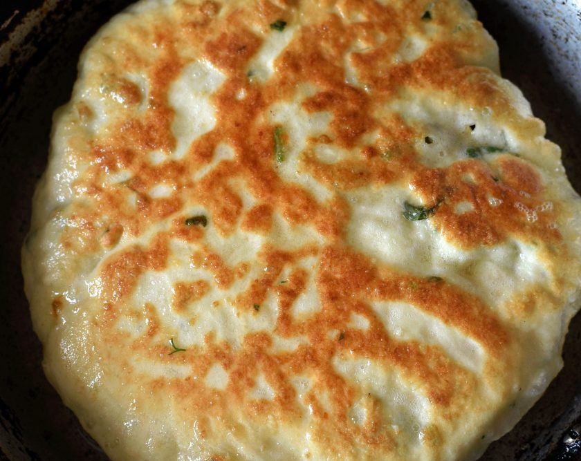 1. Этап. Очень простые сырные лепешки: Жарьте лепешки на хорошо разогретой сковороде с небольшим количеством масла, переворачивая. Лепешки сначала вздуваются, затем понемногу опадают. Дам совет: жарить такие лепешки лучше на сковороде без анти-пригарного покрытия, тогда лепешки быстрее прожарятся и будут румянее.